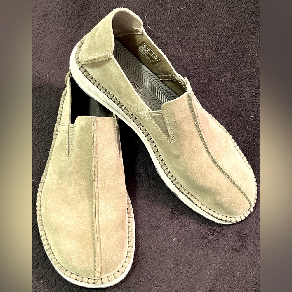 Clarks Suede leather size 10.5 (US) men’s slip on loafers in Excellent condition